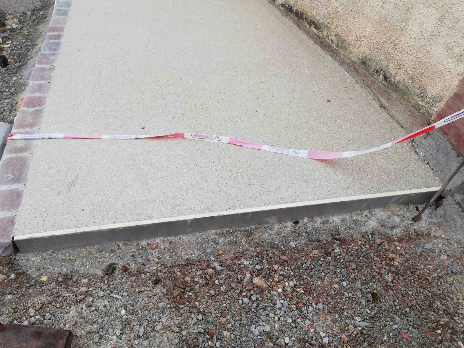 Joint de dilatation goujonné avec goujons anti-corrosion pour une durabilité maximale dans les constructions industrielles aux portes de  Saint-Denis en Île-de-France